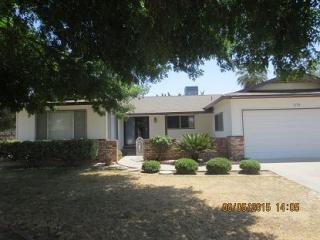 679 Wood Ln, Lemoore, CA 93245-2456
