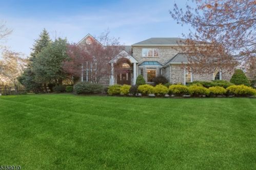 2 Hardwood Ct, Warren, NJ 07059-2700