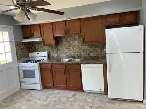 921 Mulberry Ln, Streamwood, IL 60107-2104