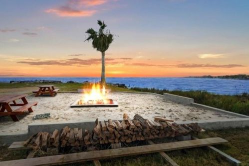 713 Baywood Dr, Taylor Lake Village TX exterior