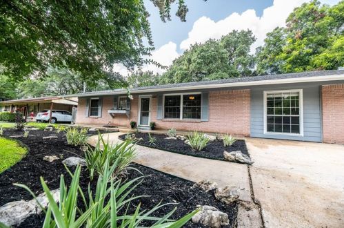 2207 Fair Oaks Dr, Austin TX  78745-2751 exterior