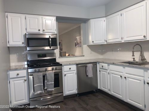16 Gloucester Ct, East Freehold, NJ 07728-4919