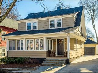 89 11th St, Providence, RI 02906-2911