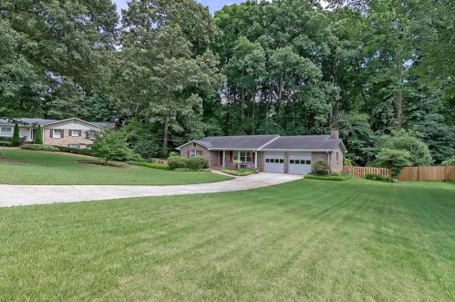 4966 Fox Forest Dr, Lilburn, GA 30047-5522