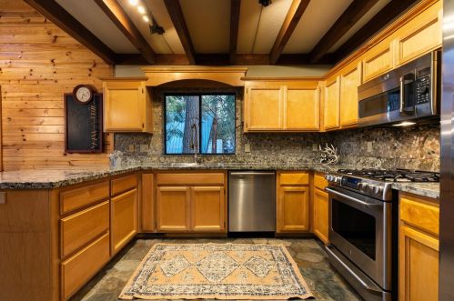 14050 Copenhagen Dr, Truckee, CA 96161-6627