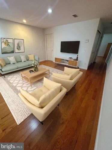 2121 Carpenter St, Philadelphia, PA 19146-2515