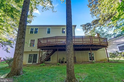 5835 Oakland Park Dr, Springfield VA  22015-2438 exterior