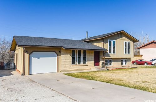 496 Barlow St, Clearfield, UT 84015-3923