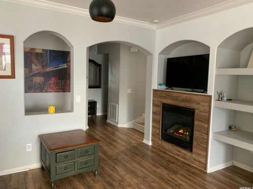 6343 Traveler Ln, Taylorsville UT 84081-3211 exterior