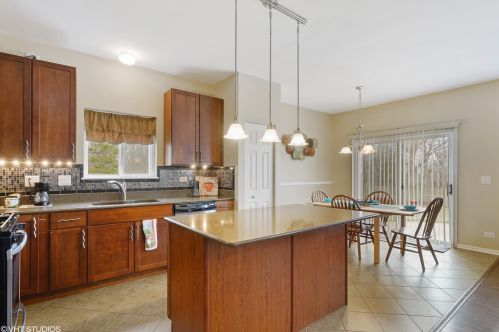 624 Canterbury Ln, Pingree Grove IL  60140-9192 exterior