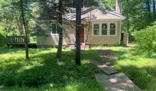 8 Sycamore Rd, Sparta, NJ 07871-3832
