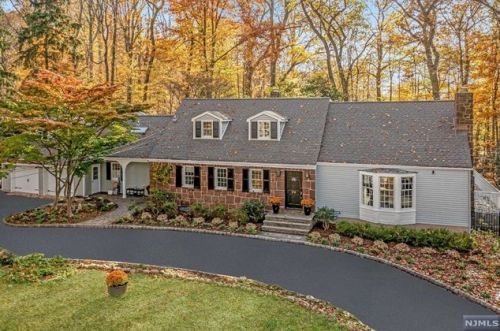 26 Old Woods Rd, Upper Saddle River, NJ 07458-3209