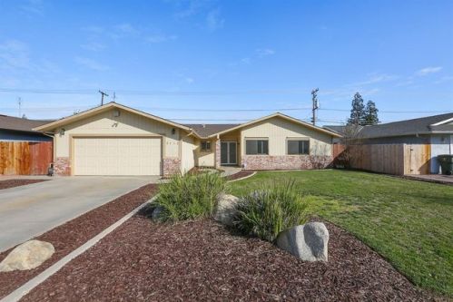 2112 Woodland St, Visalia, CA 93277-4367