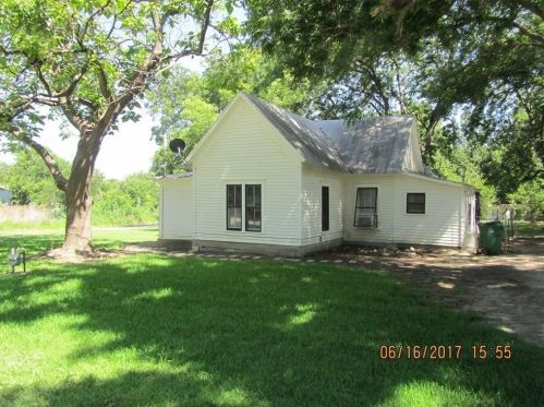 131 2nd St, Walnut Springs, TX 76690-4711