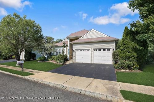 24 Verona Dr, Lakehurst, NJ 08759-8116