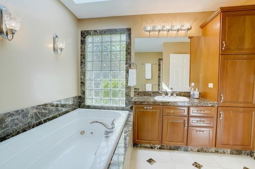 1550 Hawthorne Pl, Bannockburn IL  60015-2008 exterior