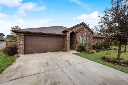 516 Jr Stoff Dr, Azle, TX 76020-4867