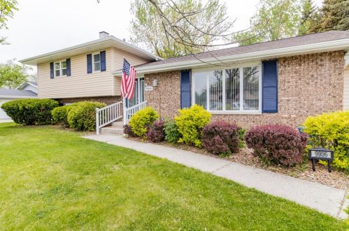 9806 Arthur Pl, Crown Point, IN 46307-2318