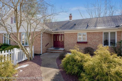29 Packard Dr, Middletown, NJ 07748-2425