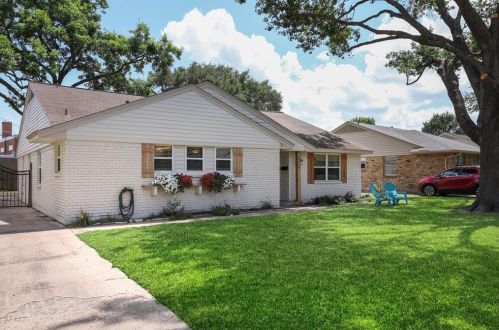 10318 Chesterton Dr, Dallas, TX 75238-2204
