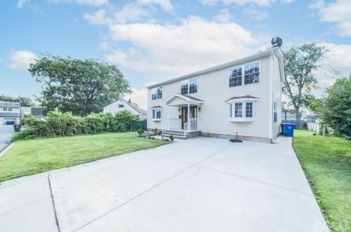 11 Avon Ter, Iselin, NJ 08830-1325
