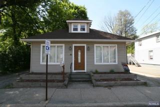 15 Main St, Bloomingdale, NJ 07403-1722