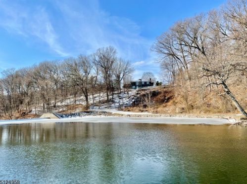 4 Atno Ave, Hopatcong, NJ 07843-1301