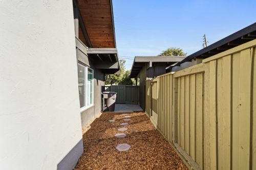 43 Gladys Ave, Mountain View, CA 94043-3755