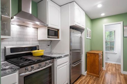438 Hilderbrand Dr, Atlanta GA  30328-4124 exterior