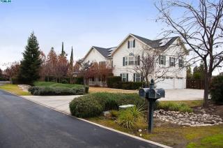 5822 Allen Ct, Visalia, CA 93291-7927