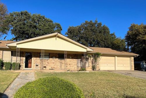 3904 Crescent Dr, Granbury, TX 76049-5316