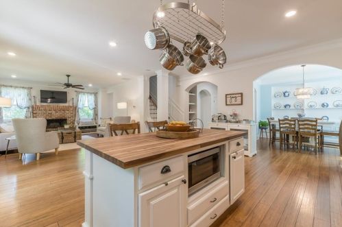 1648 Beacon Hill Blvd, Atlanta GA  30329-2556 exterior