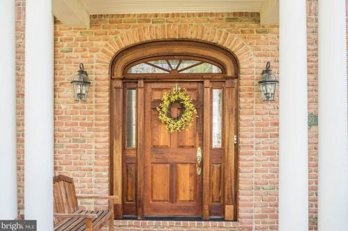 12820 Dunvegan Dr, Clifton, VA 20124-1839