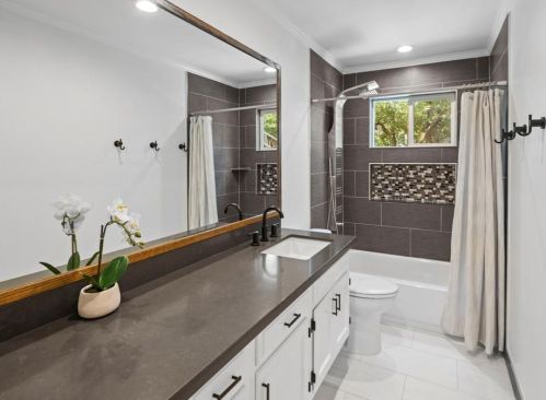 6517 Fair Vly Trl, Austin TX  78749-1250 exterior