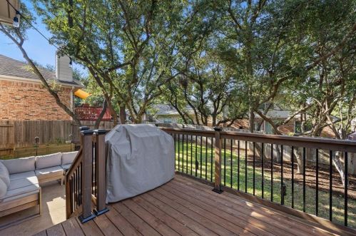 4246 Cyn Gln Cir, Austin TX  78732-2187 exterior