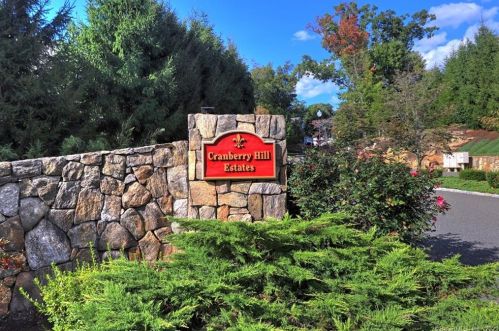26 Bartlett Ln, Huntington, CT 06484-6165