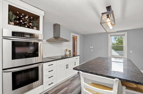 54 Monroe St, Huntington CT  06484-6032 exterior