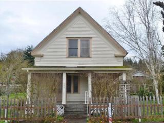 608 Oak St, Brownsville OR  97327-2111 exterior