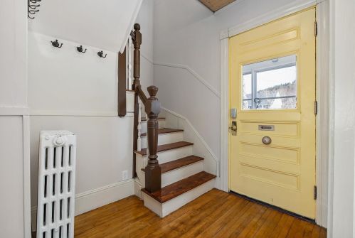 32 Hill St, Dover, NH 03820-3111