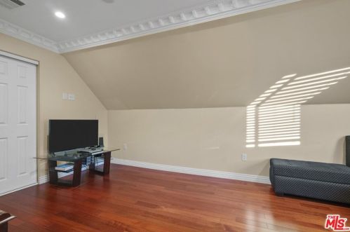 2417 Glenoaks Blvd, Glendale CA  91206-3027 exterior