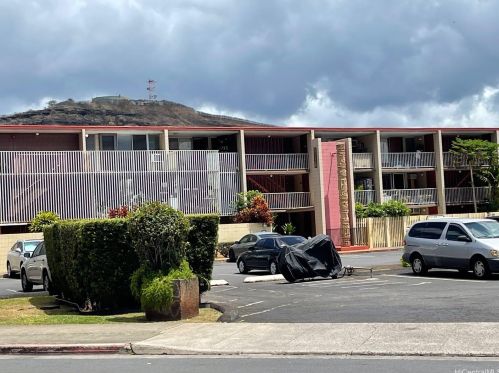 5065 Likini St, Honolulu HI  96818-2368 exterior
