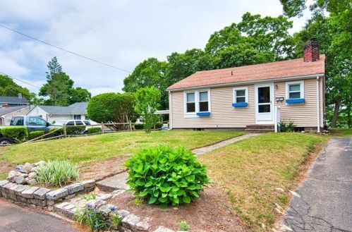 17 Lakecrest Dr, Warwick, RI 02889-2214