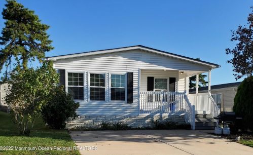29 Pine Ridge Blvd, Lakehurst, NJ 08759-3544