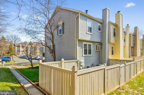 2300 Hunters Square Ct, Herndon, VA 20191-2814