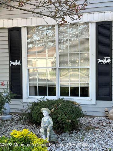 21 Mansfield Ave, Lakehurst, NJ 08759-6663