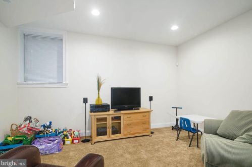 809 20 St, Philadelphia PA 19130-2025 exterior