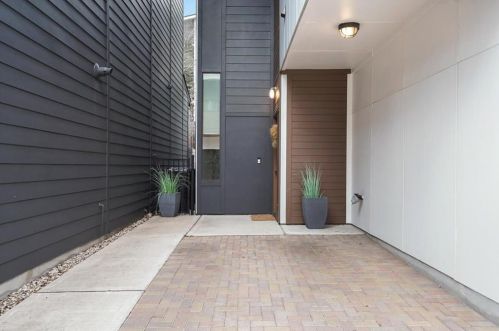 3408 Charlotte Rose Dr, Austin TX  78704-7138 exterior