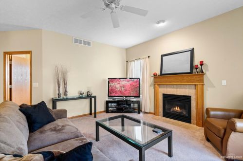 602 Clayton Cir, Sycamore, IL 60178-8942