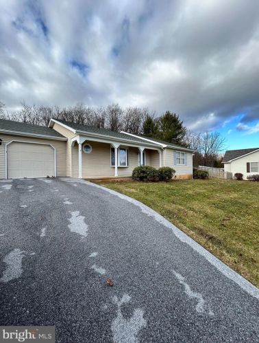 218 Dartmouth Ln, Falling Waters, WV 25419-3970