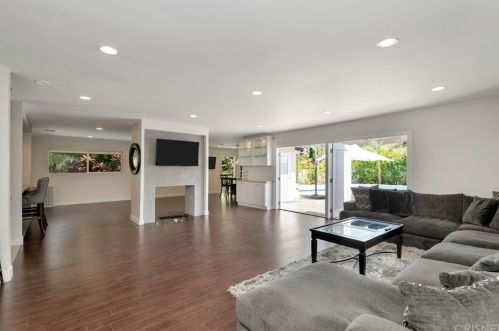 3634 Royal Woods Dr, Van Nuys CA  91403-4214 exterior